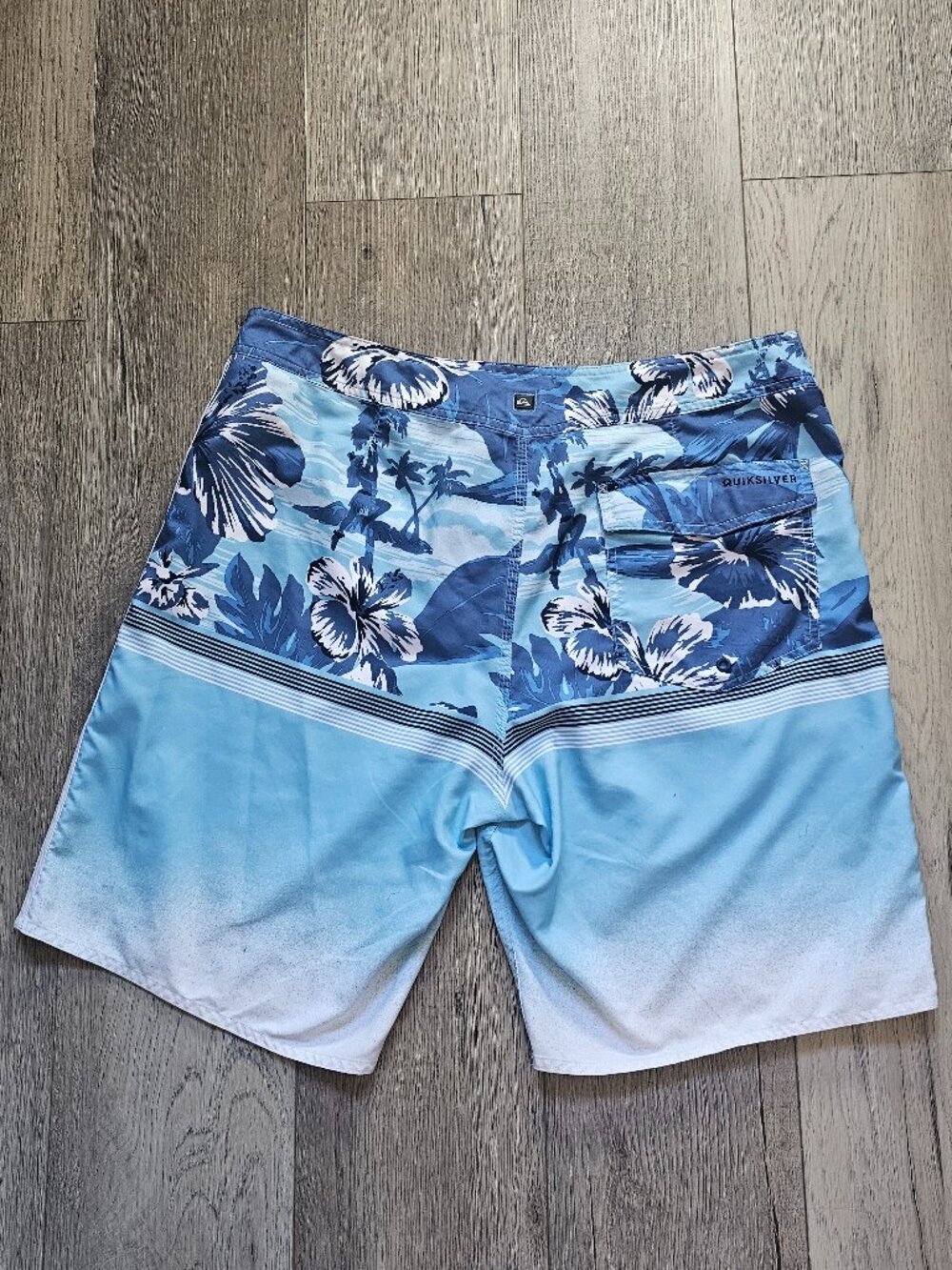 Quiksilver Men´s Blue Floral Ombre Boardshorts Swim Trunks Size Large - Picture 7 of 8